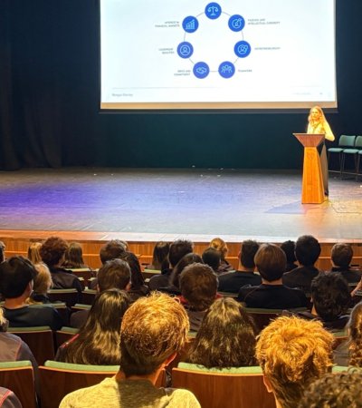 1200x900 Lucy Beauvallet2 