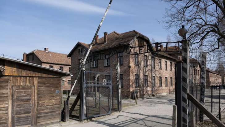  LBX 1920x1080 Auschwitz  